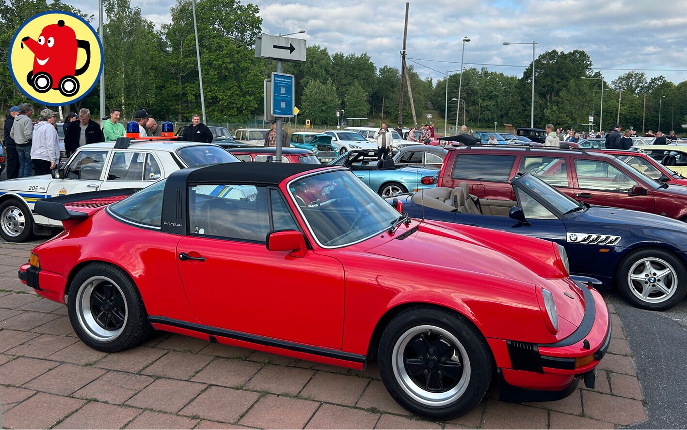 Kreativt parkerad Porsche 911, uppenbarligen under överseende av polismakten.