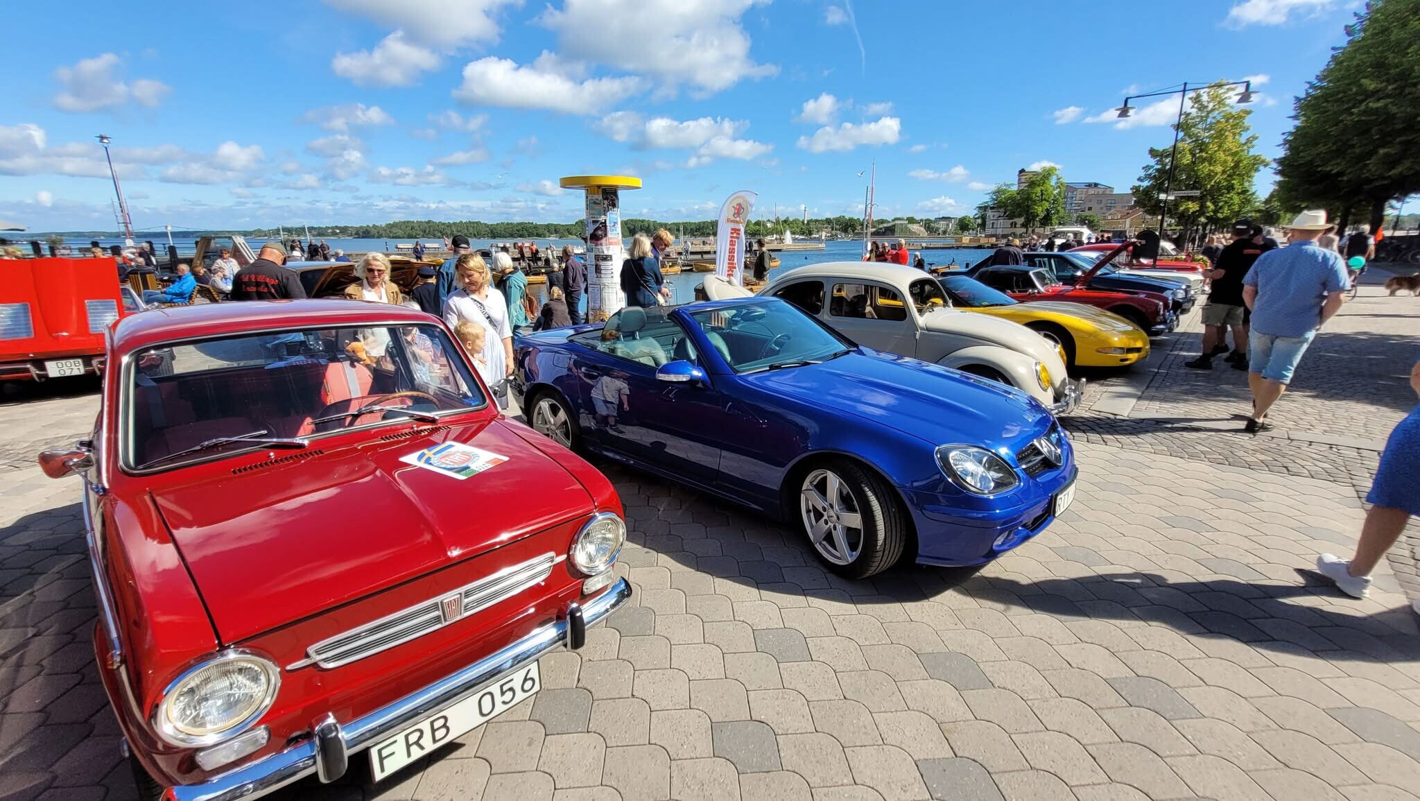 God blandning! Fiat 850 från 1960-talet bredvid nästan ny Mercedes SLK.