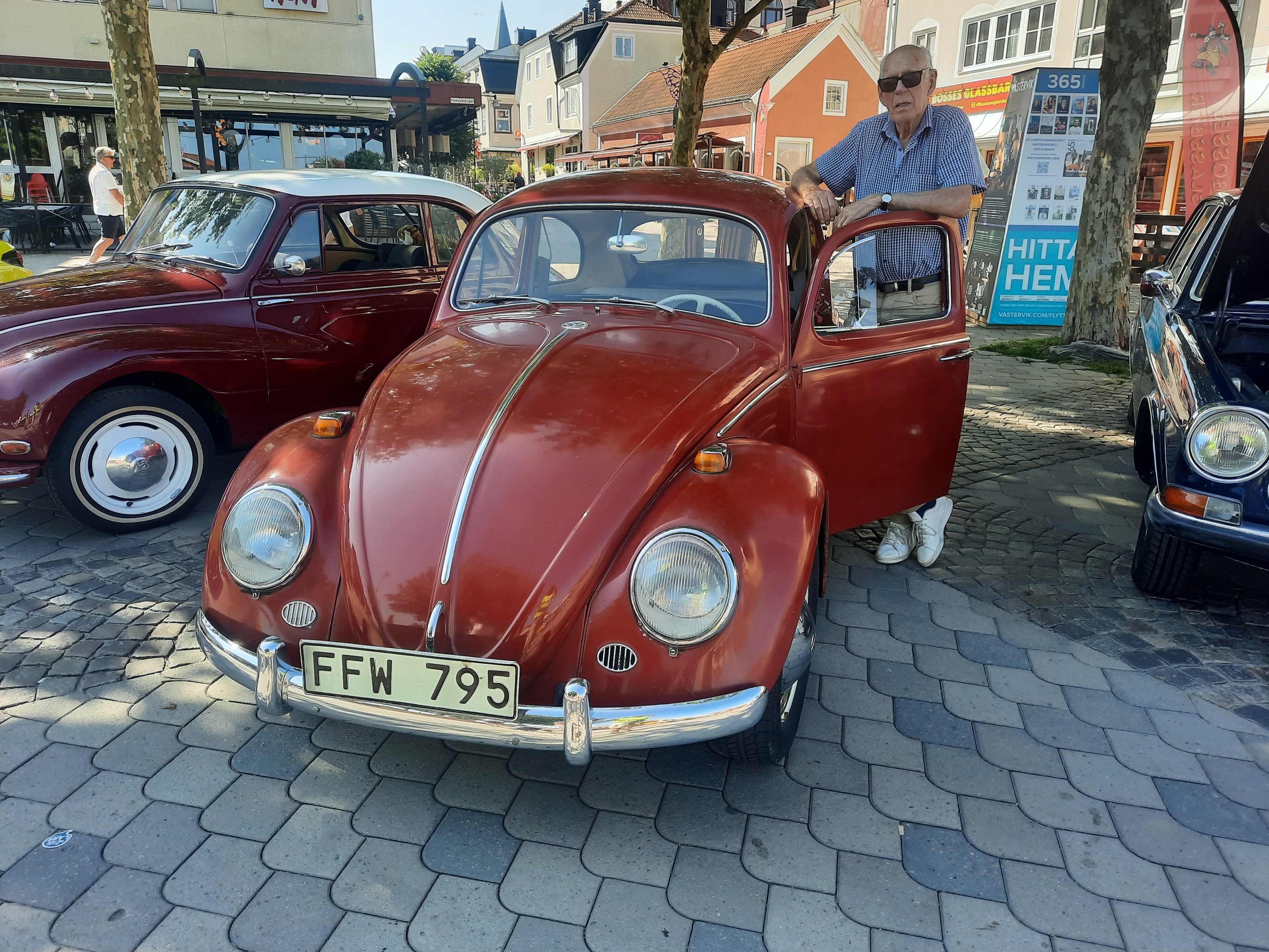 En Volkswagen 1200 som varit i samma familj i 57 år! Gunnar Andersson berättar att årsmodellen är 1964 och att bilen bara gått 11 000 mil.