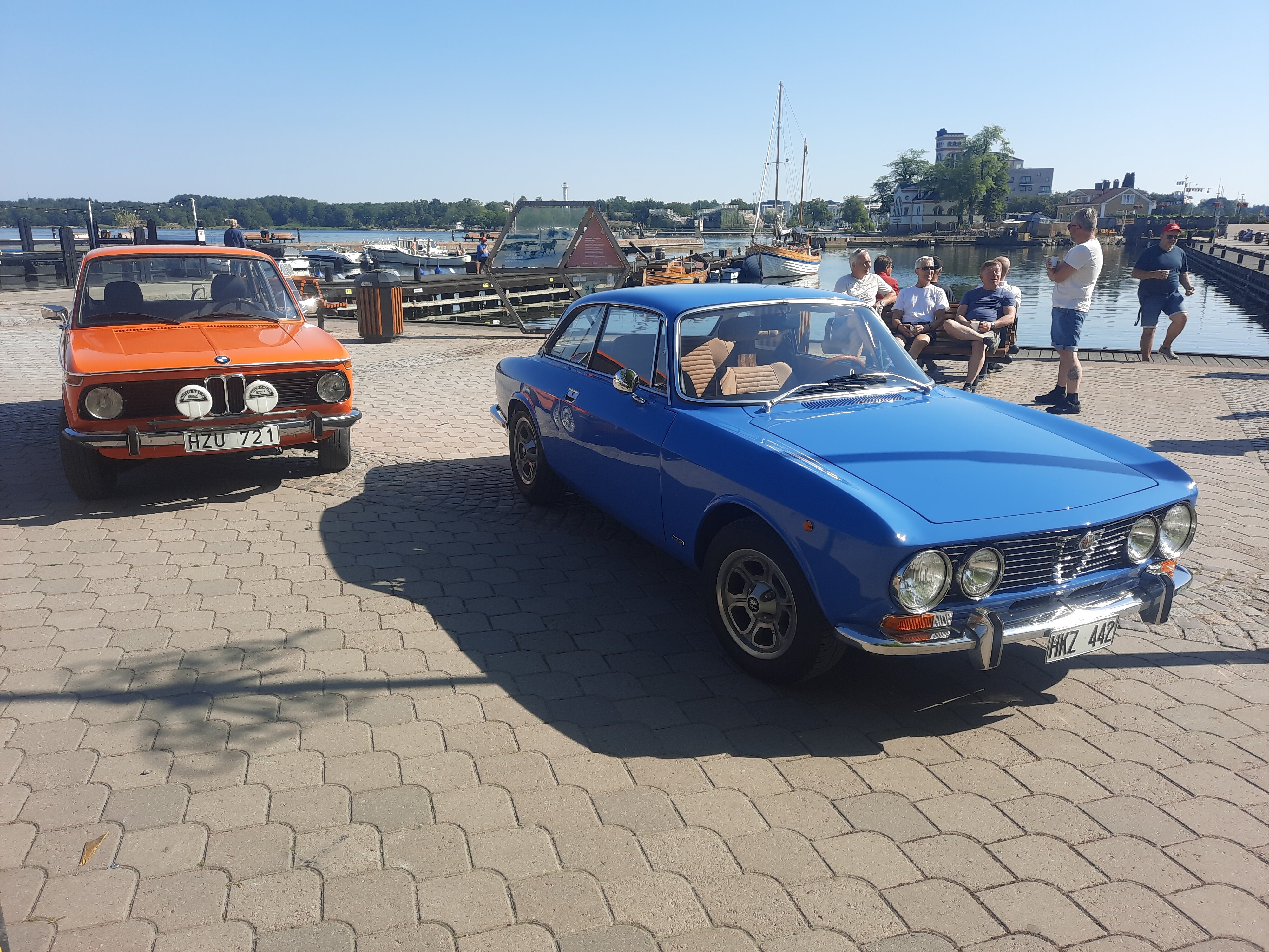 Konkurrenter då, kompisar nu? BMW 2002 och Alfa Romeo 2000 GTV i härliga 1970-talskulörer.